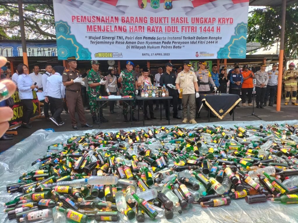Gaes !!! Cegah Kriminalitas, 2.393 Botol Miras Ilegal Dimusnahkan
