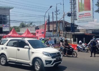 Anggota Polres Batu mengatur lalu lintas agar tak macet. (Ist)