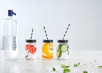 Infused water menjadi sangat populer di kalangan masyarakat akhir-akhir ini. Infused water dasarnya hanya merupakan air putih biasa