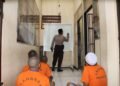 Anggota polisi di Kota Batu mengajari tahanan mengaji Alquran. Hal itu dilakukan agar tahanan bisa mengisi waktunya dengan kegiatan positif.