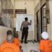 Anggota polisi di Kota Batu mengajari tahanan mengaji Alquran. Hal itu dilakukan agar tahanan bisa mengisi waktunya dengan kegiatan positif.