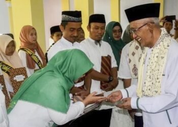 Bupati Bindowoso Salwa Arifin menyerahkan sertifikat pada hafidz dan hafidzah. ( ist)