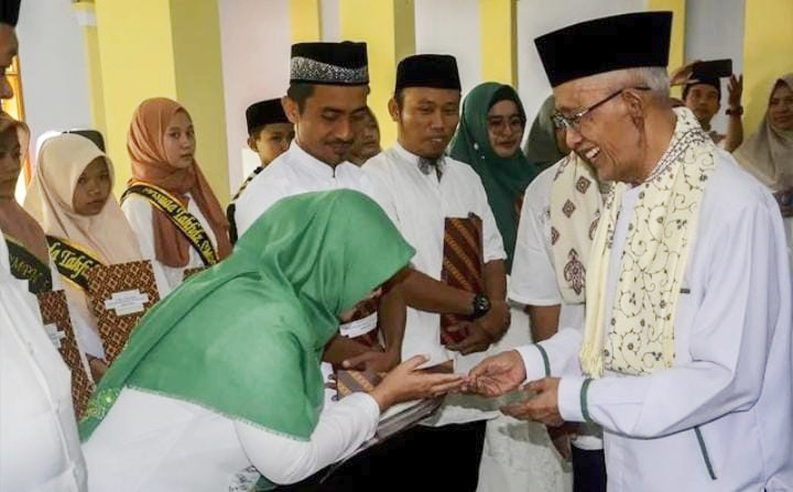 Bupati Bindowoso Salwa Arifin menyerahkan sertifikat pada hafidz dan hafidzah. ( ist)