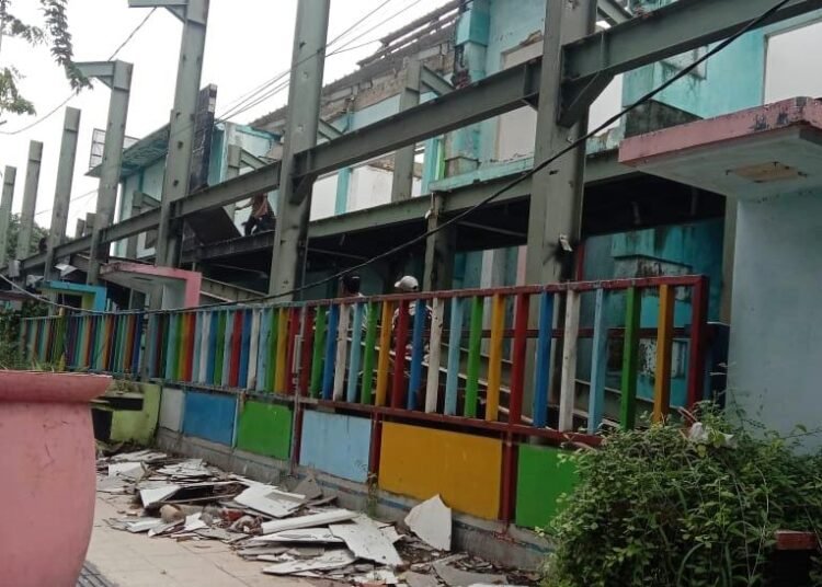 Bembongkaran Gedung Perpustakaan Pamekasan