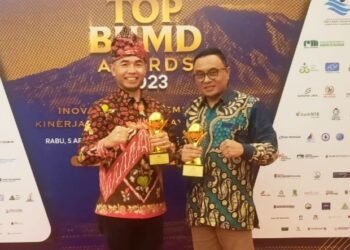 Direktur Perumda Among Tirto Edi Sunaedi (kanan) bersama Ketua DPRD Kota Batu Asmadi menerima penghargaan TOP BUMD 2023. (ist)