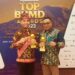 Direktur Perumda Among Tirto Edi Sunaedi (kanan) bersama Ketua DPRD Kota Batu Asmadi menerima penghargaan TOP BUMD 2023. (ist)