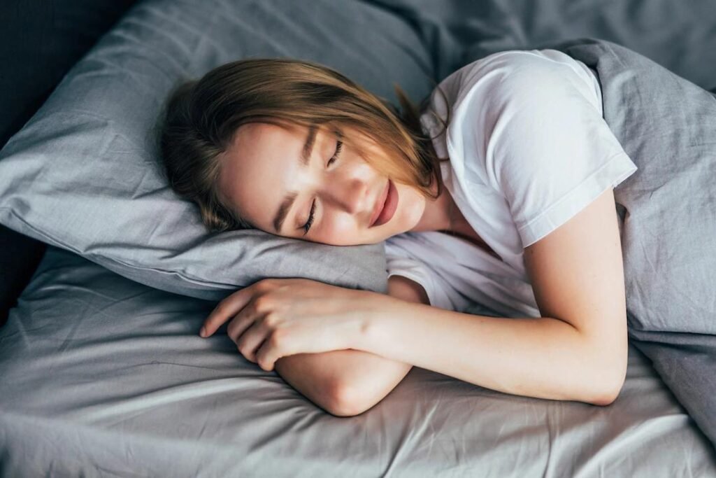 Ada yang tidur dengan lampu mati dan ada yang tidur dengan lampu menyala. Ternyata matikan lampu saat tidur memiliki manfaat yang lebih baik.