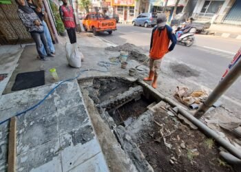 Pegawai BPBD melihat kondisi gorong gorong. ( ist)