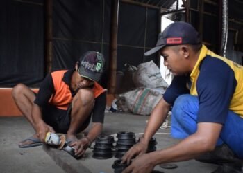 PEMBUATAN: Warga binaan Lapas Kelas I Malang saat membuat asbak dari sampah plastik yang didampingi oleh Arya Galung (Kabit Giatja).