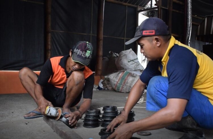 PEMBUATAN: Warga binaan Lapas Kelas I Malang saat membuat asbak dari sampah plastik yang didampingi oleh Arya Galung (Kabit Giatja).