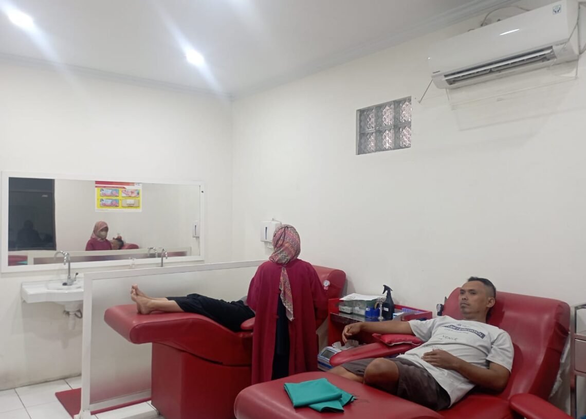 Salah seorang warga sedang melakukan donor darah di kantor PMI Kabupaten Malang beberapa waktu lalu.(suaragong)