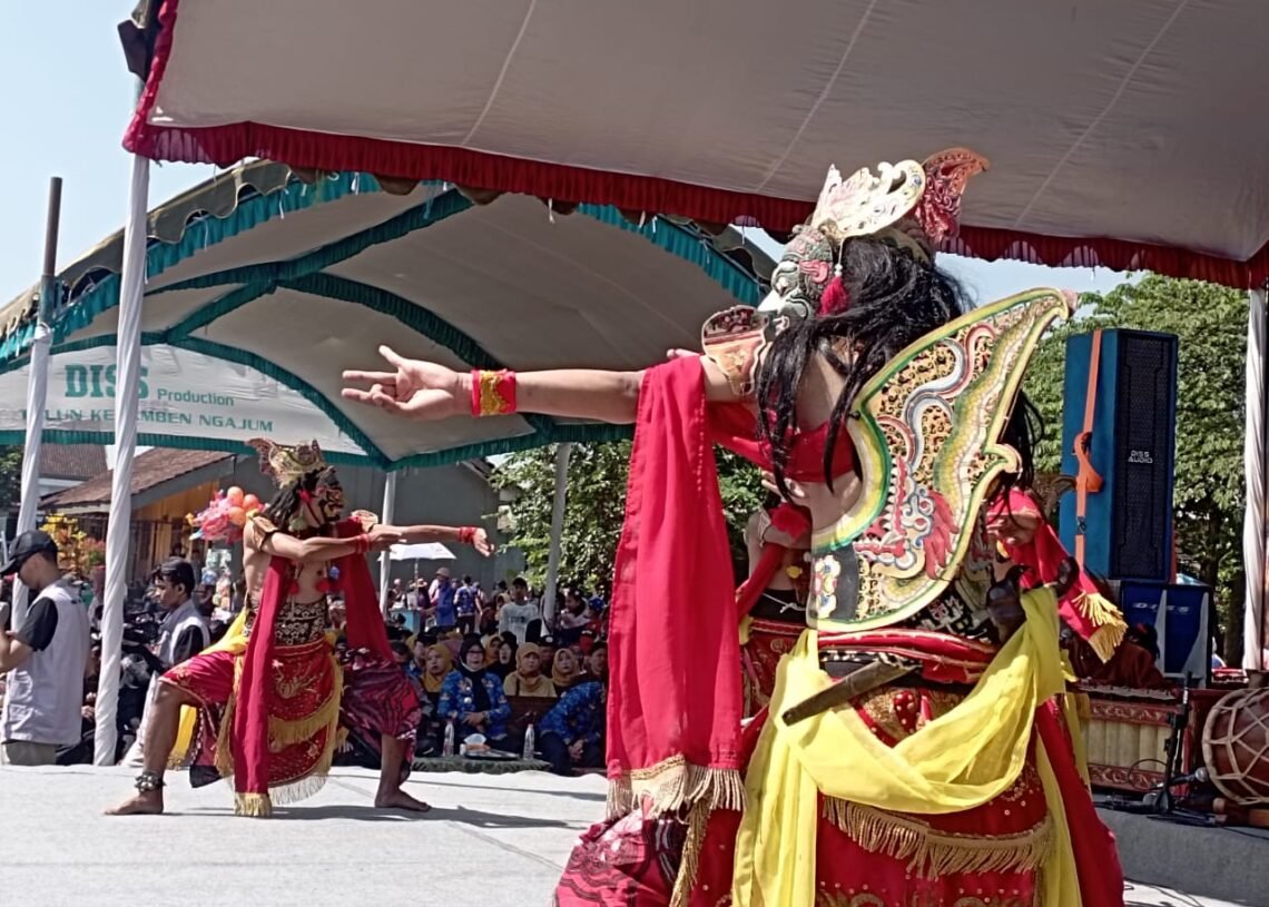 Para penari saat menampilkan Tari Bapang dalam agenda Gebyar Tari Bapang Malang di Lapangan Pakisaji.(suaragong)