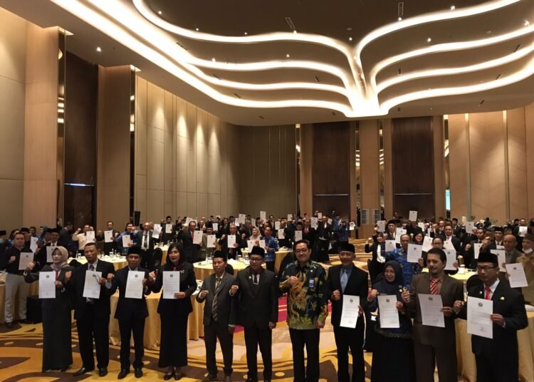 Wali Kota Malang, Sutiaji, bersama Ketua Bawaslu Kota Malang, Alim Mustofa, serta KASN Jatim, foto bersama dengan para ASN Pemkot Malang yang membawa surat Pakta Integritas (ist)