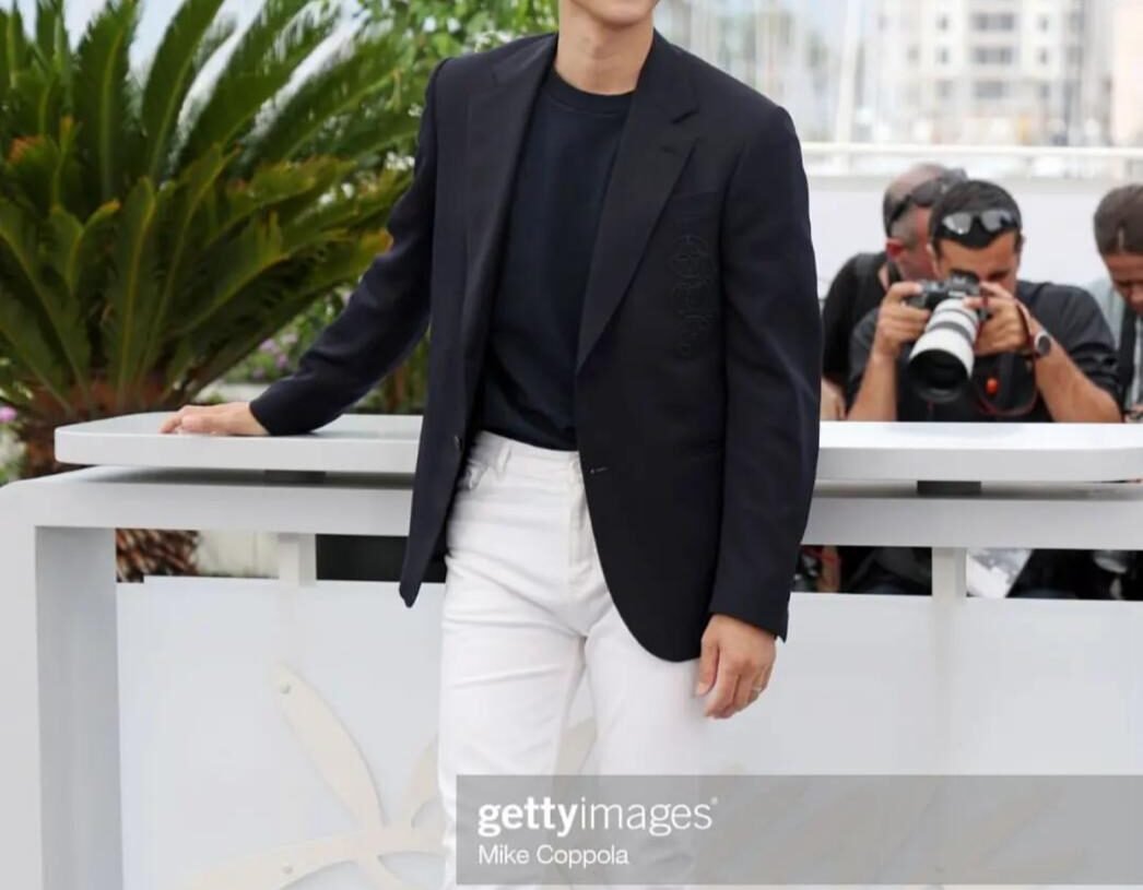 Penampilan Song Joong Ki saat promosi film Hopeless di Festival Film Cannes 2023 (Foto: Instagram/being.kiaile)