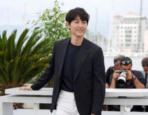 Gaes !!! Song Joong Ki Berbalut Louis Vuitton Saat Promosi Hopeless, Tampan Abis!