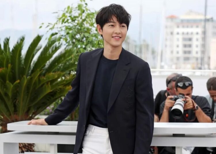 Penampilan Song Joong Ki saat promosi film Hopeless di Festival Film Cannes 2023 (Foto: Instagram/being.kiaile)