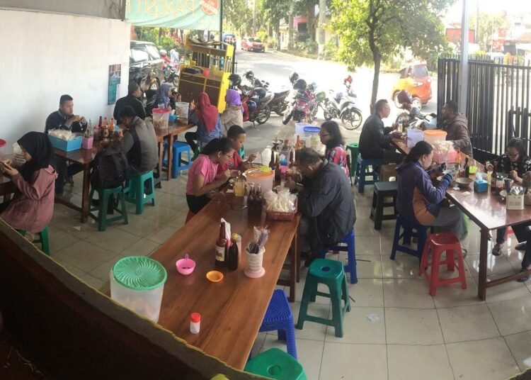 Mie Pak Gendut sudah tak asing bagi para pecinta kuliner. Warung pangsit ini sudah buka sejak tahun 1985