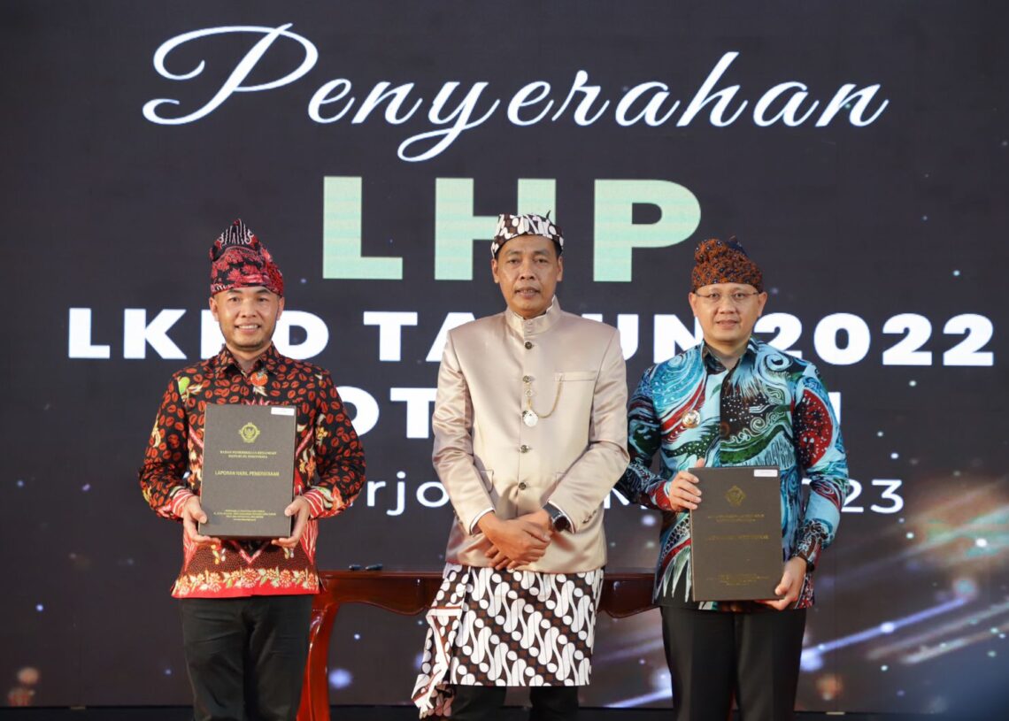 Pj Walikota batu Aries Agung Paewai menerima LHP BPK RI. (ist)