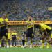 pemain Dortmund tampak lesu usai gagal juara (foto: REUTERS)