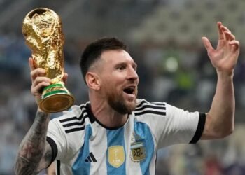 Lionel Messi angkat piala World Cup setelah menaklukkan Prancis (foto: DavidShopland/ ShutterStock)