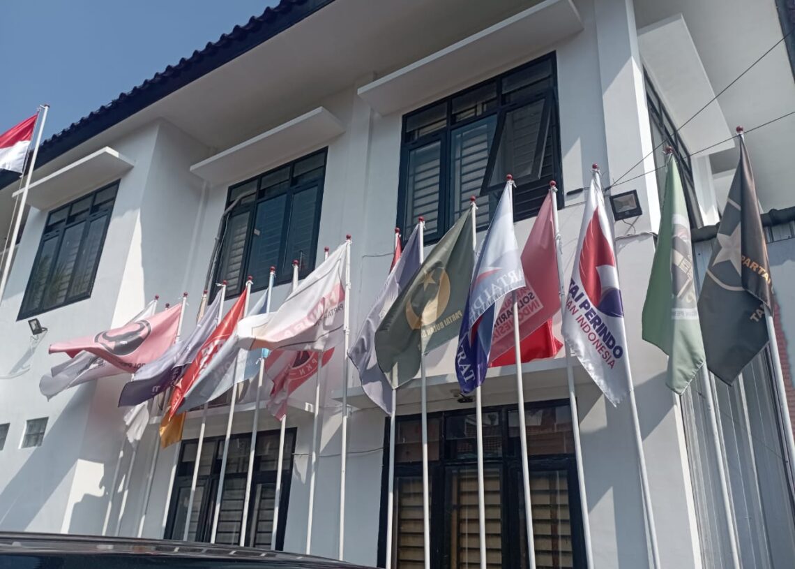 Bendera partai politik yang terpajang di KPU Kabupaten Malang. (suaragong)