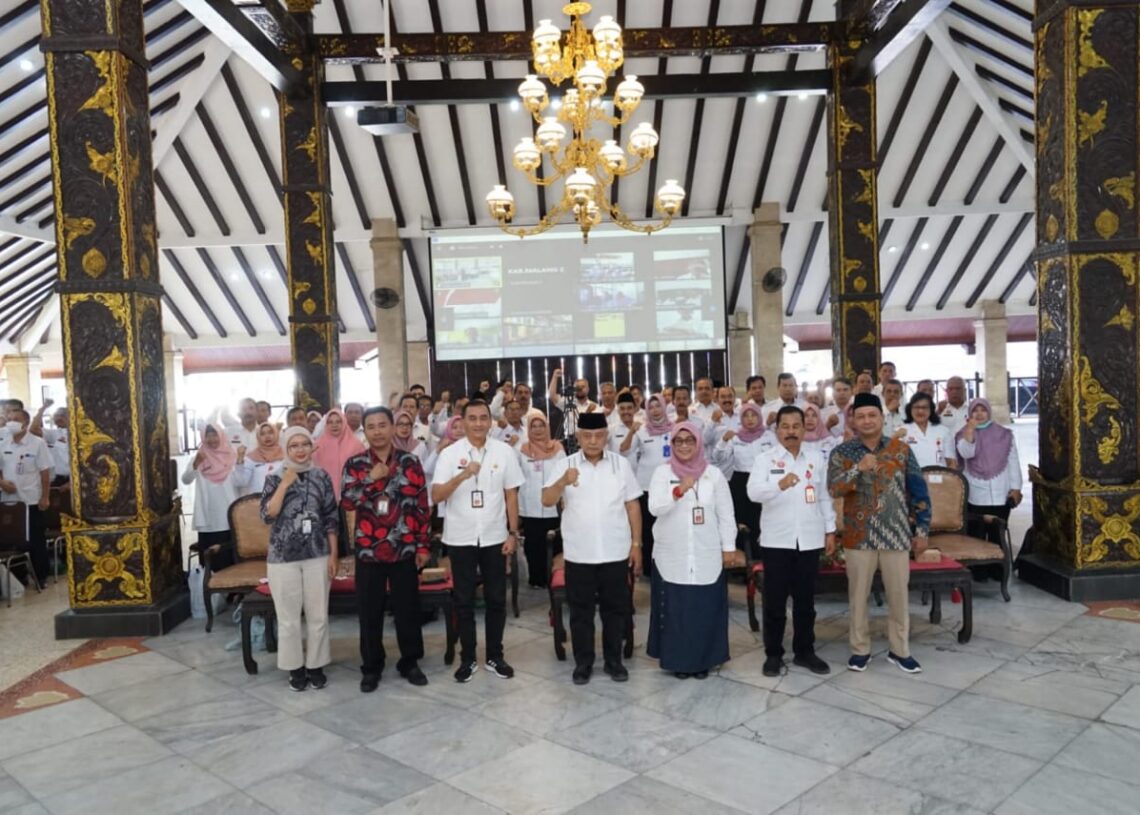 Bupati Malang M. Sanusi tengah foto bersama dengan para jajaran ASN di Pendopo Agung Kabupaten Malang.(suaragong)
