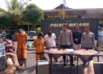 Perempuan 33 tahun tega menyiksa kedua anak kandungnya yang masih berusia 4 tahun dan 14 tahun dengan menyundut rokok ke sekujur tubuhnya.