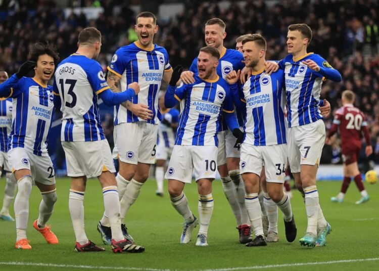 Pemain Brighton selebrasi usai memastikan tiket Liga Europa (foto: GYLN KIRK/AFP)