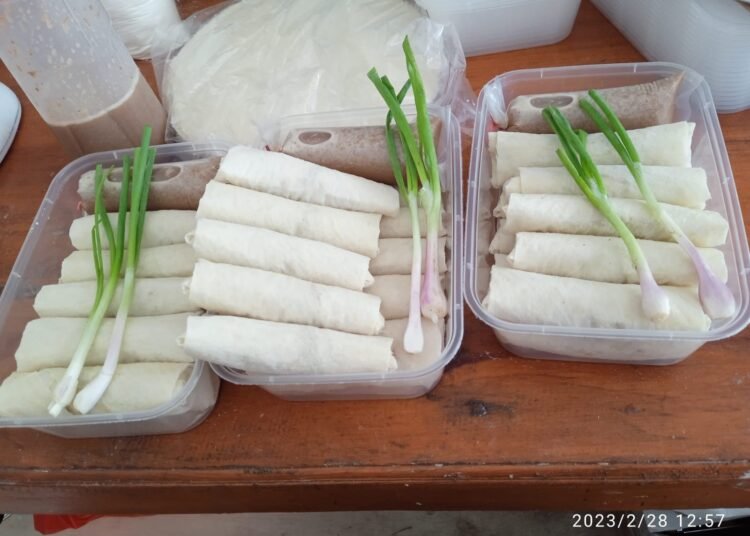 Kesibukan merajang rebung untuk dijadikan menu spesial lumpia. (memo x/hud)