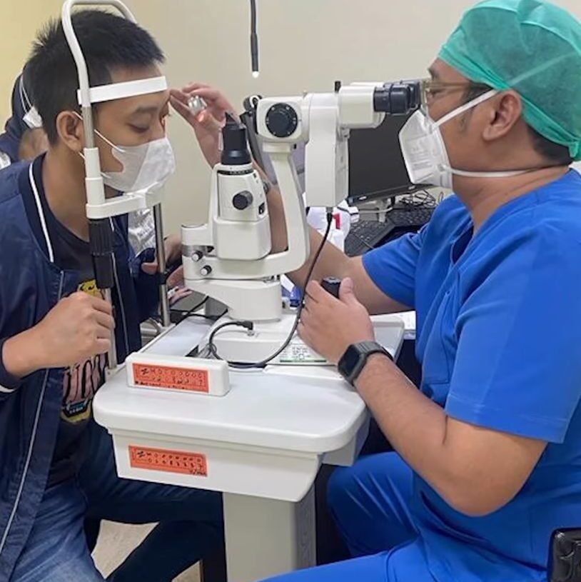 Kurnia Meiga, menjalani perawatan mata oleh tim dokter (foto: Tangkapan layar Instagram @erickthohir)