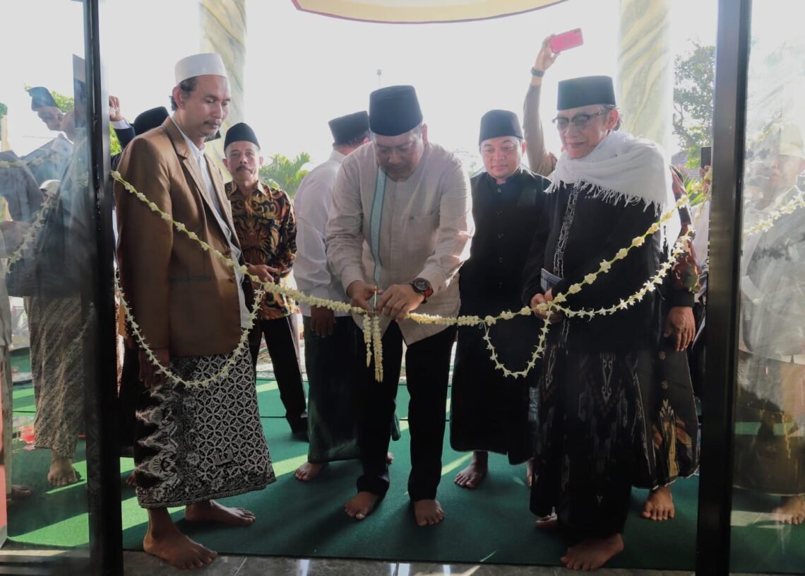 Wakil Bupati Malang Didik Gatot Subroto menggunting pita sebagai tanda diresmikannya gedung MWC NU di Kecamatan Jabung Minggu (11/6/2023).(suara gong)