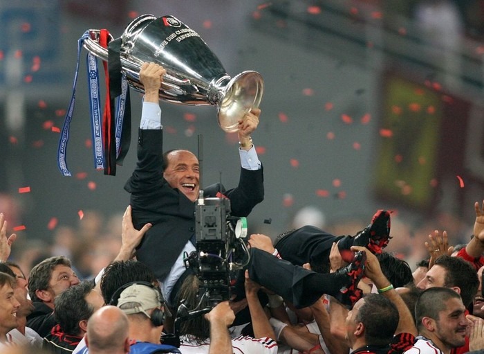 Berlusconi saat merayakan AC Milan menjuarai Liga Champions pada tahun 2007 (foto: Getty Images)
