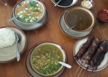 Warung Sate Gebug sendiri menjual seperti sop,rawon, dan sate. (foto:kompas)