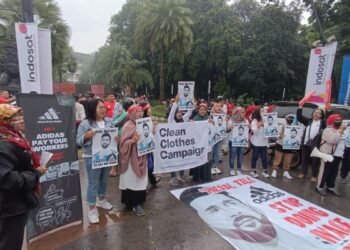 Buruh pabrik sepatu Adidas, menggunakan momentum laga timnas Indonesia vs timnas Argentina, sebagai ajang menumpahkan uneg-uneg.