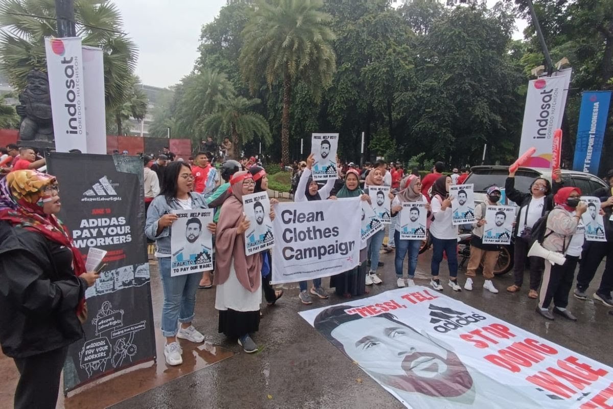 Buruh pabrik sepatu Adidas, menggunakan momentum laga timnas Indonesia vs timnas Argentina, sebagai ajang menumpahkan uneg-uneg.