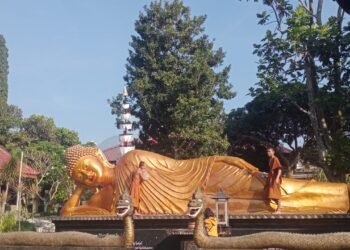 Proses pembersihan patung Budha Tidur di Vihara Dhammadipa Arama, Kota Batu. (Ist)