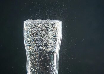 Ilustrasi. Sparkling water menjadi alternatif tepat untuk menggantikan minuman bersoda (Foto: Freepik)