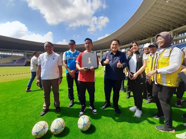 sidak Erick Thohir selaku Ketua PSSI di Stadion Manahan Solo (foto: Medcom.id/Triawati)