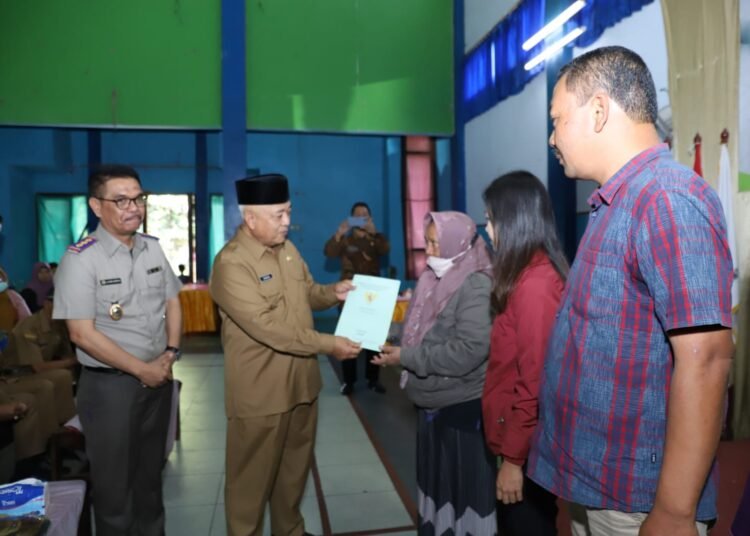 Bupati serahkan sertifikat Program Pendaftaran Tanah Sistematis Lengkap (PTSL) di Bululawang