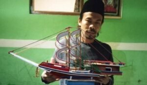 Gaes !!! Tangan Terampil Salaman Datangkan Cuan, Manfaatkan Koran Bekas