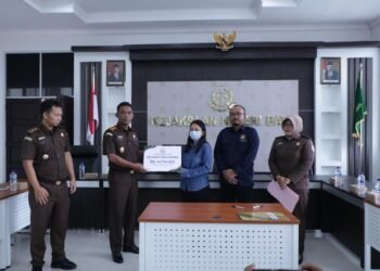 Penyerahan restitusi dari terpidana JEP untuk korban pelecehan seksual di Kejari Batu. (ist)