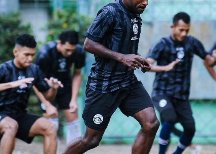 Para pemain Arema FC melakukan latihan di Stadion Gajayana untuk persiapan Liga 1 musim 2023/2024 (foto: instagram @aremafc)