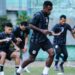 Para pemain Arema FC melakukan latihan di Stadion Gajayana untuk persiapan Liga 1 musim 2023/2024 (foto: instagram @aremafc)