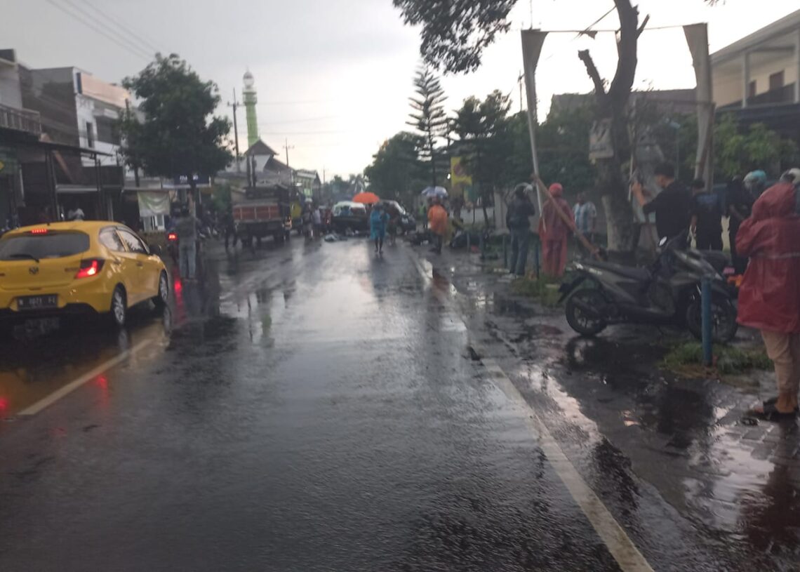 Situasi kecelakaan di Jalan Raya Asrikaton, Kecamatan Pakis, Kabupaten Malang, Minggu (11/6/2023)