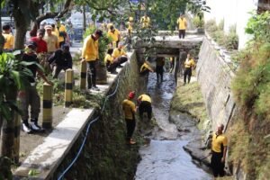 Gaes !!! Peringati Hari Bhayangkara Ke 77 dan LH, Polisi dan ASN Pemkot Batu Kompak ‘Nyemplung Kali’