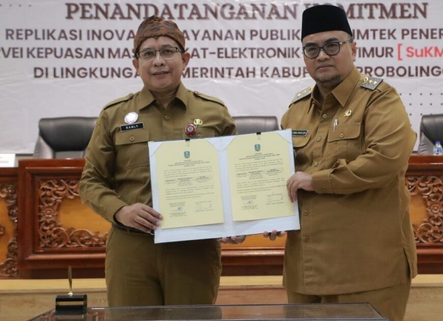 Kepala Biro Organisasi Setda Provinsi Jawa Timur Ramliyanto (mengenakan udeng) dan Wabup Probolinggo HA Timbul Prihanjoko (bepeci hitam)