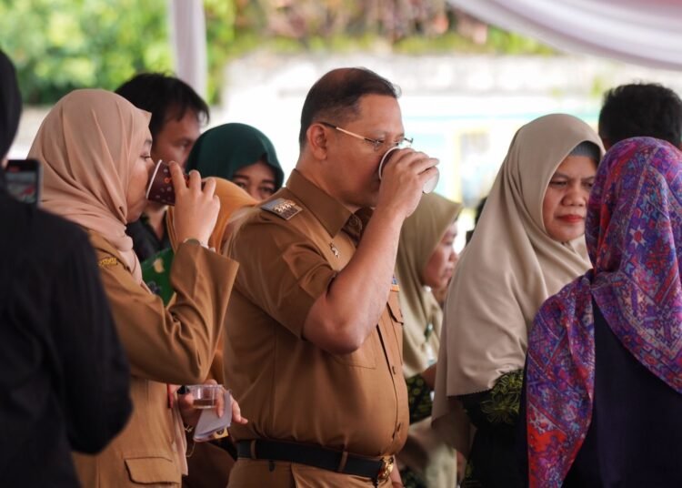 Pj Walikota Batu Aries Agung Paewai mencicipi jamu gendong. (ist)