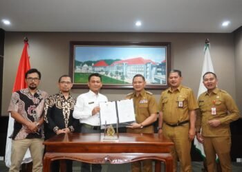 Pj Walikota Batu Aris Agung Paewai menandatangani kerja sama dengan Badan Informasi Geospasial