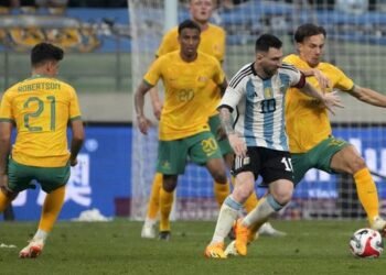 Lionel Messi dikepung tiga pemain Australia di laga FIFA Matchday (foto: AP/Mark Schiefelbein)