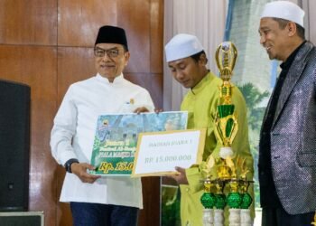 Kepala Staf Kepresidenan Dr. Moeldoko menghadiri Festival Al Banjari Piala Masjid Dr. H. Moeldoko di Malang, Sabtu malam (17/6/2023)